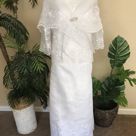 Beautiful White Maria Clara Filipiniana gown with classic embroidery, 3 pcs. Set - Picture 16 of 17